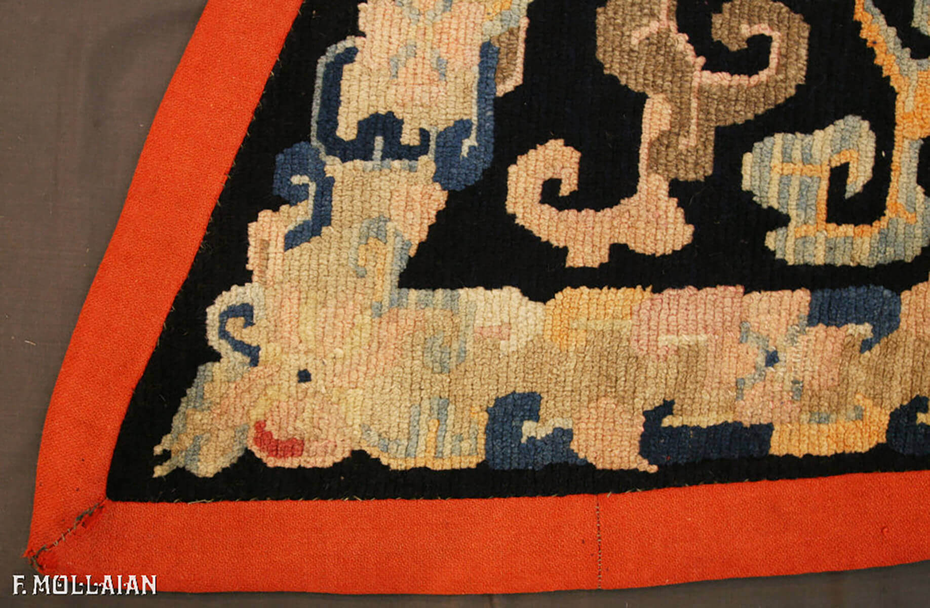 Antique Tibetan Rug n°:93124570